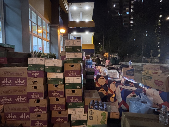 香港大埔火警至少出動35輛消防車 大火持續(xù)引發(fā)關(guān)注