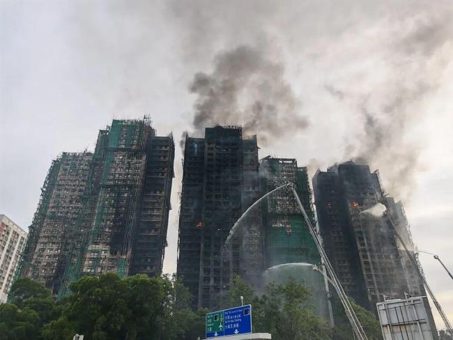 香港火災(zāi)涉事嫌疑人被捕現(xiàn)場 工程公司負(fù)責(zé)人涉嫌誤殺