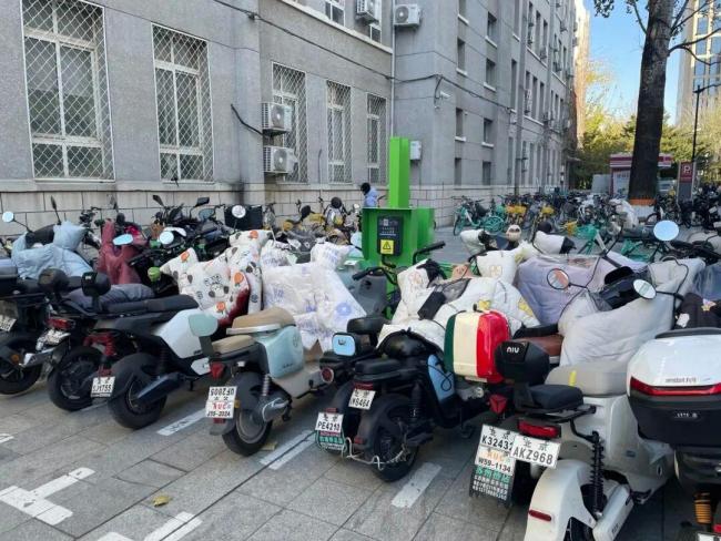 人大新规：学生电动车将被禁入校 引发学生焦虑与讨论