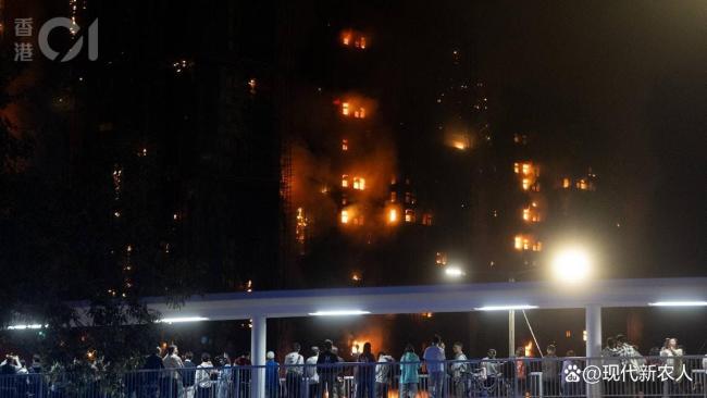 深圳消防車隊(duì)經(jīng)蓮塘口岸 馳援香港大埔火災(zāi) 跨境救援展現(xiàn)兄弟情誼