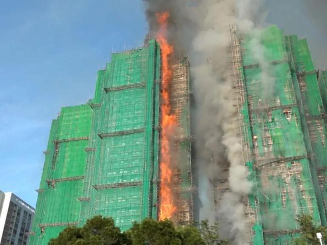 香港火灾有数百居民登记家属失联 火势猛烈伤亡惨重