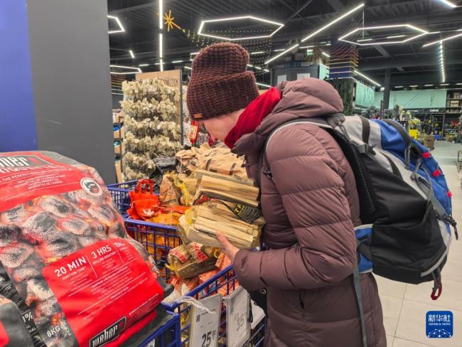 新華社記者基輔街頭偶遇烏軍士兵 疲憊與無奈交織