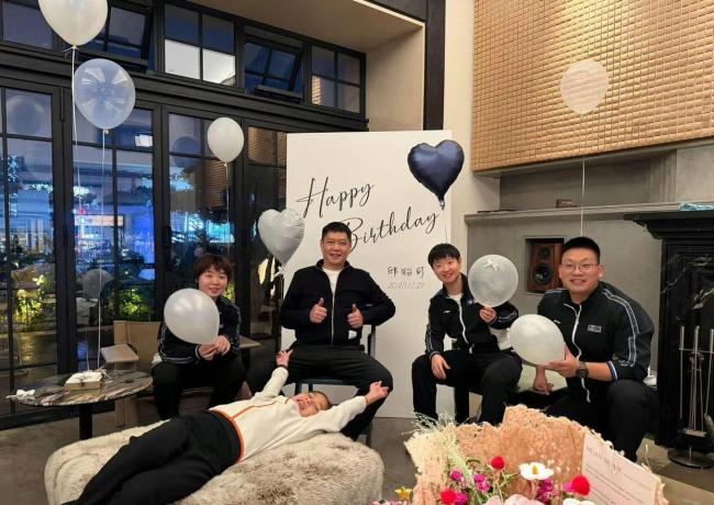 国乒两大宇宙冠军给恩师庆生：邱贻可许诺，晒男儿与孙颖莎合照 温馨庆生幸福满满