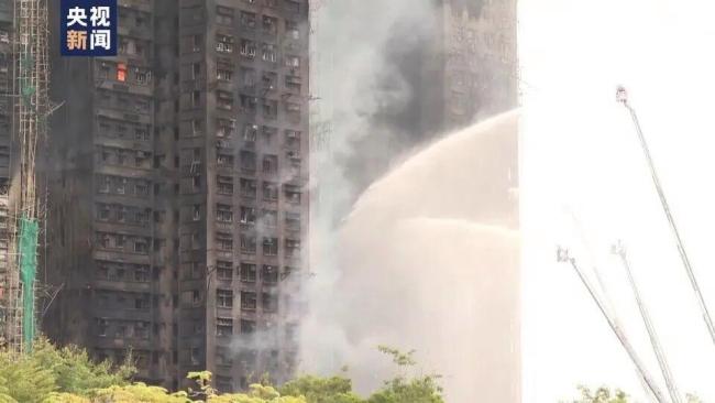 香港火災(zāi)消防員逐戶破門搜索 火勢蔓延過快引發(fā)關(guān)注