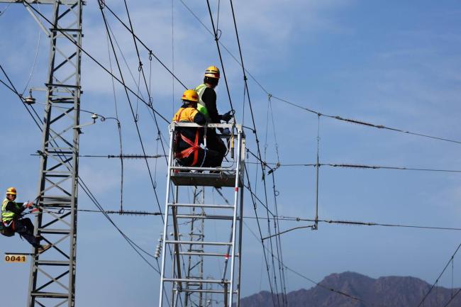 高空电力工人丝滑“速降”检修 寒风中的守护者
