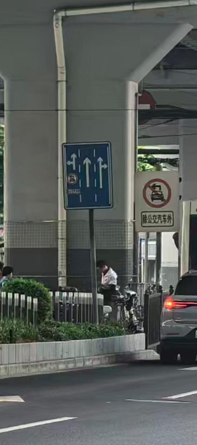 上海一路口指示牌與地面標(biāo)線不符 駕駛員困惑隱患多