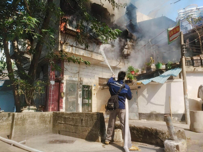 广州一处房屋起火。两名年轻人表现勇敢，因处