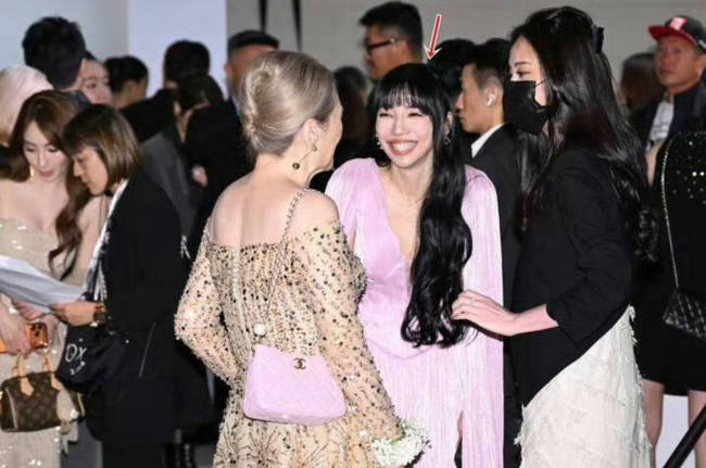 李靚蕾現(xiàn)身邱澤許瑋甯婚禮 意外成話題焦點(diǎn)