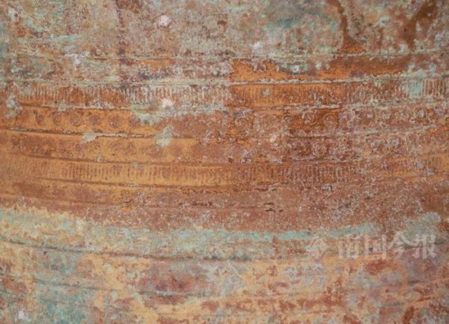 大叔挖蚯蚓挖出60斤千年“大宝贝” 千年铜鼓惊现世间