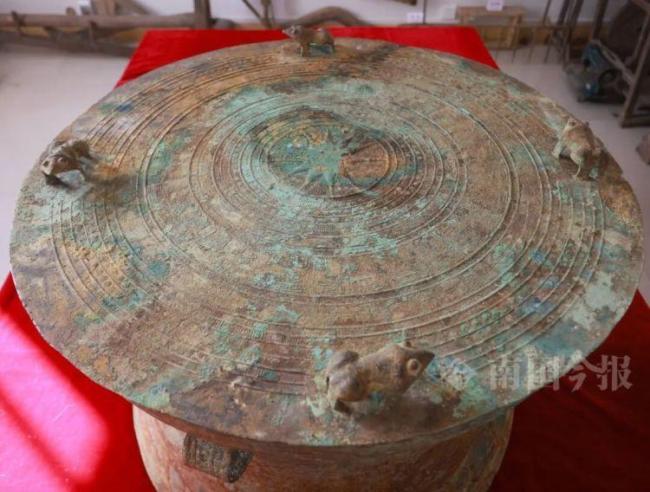 大叔挖蚯蚓挖出60斤千年“大宝贝” 千年铜鼓惊现世间