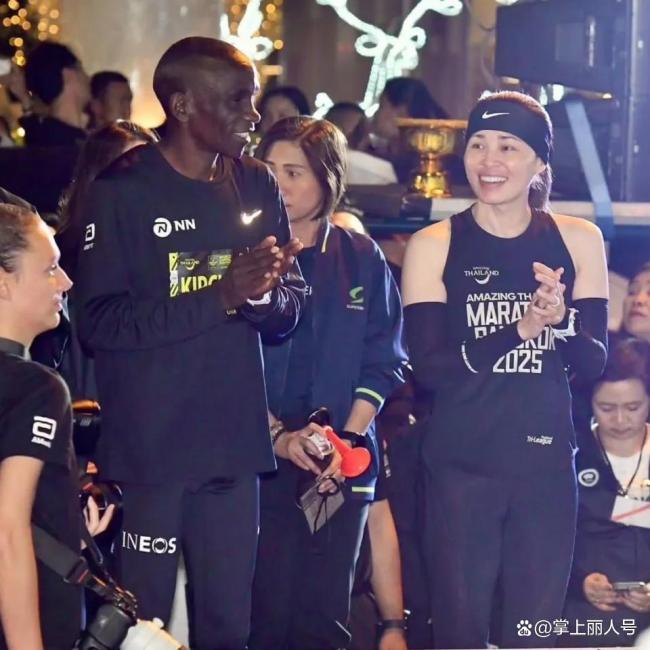 47歲泰國(guó)王后蘇提達(dá)素顏跑完半馬 展現(xiàn)親民形象