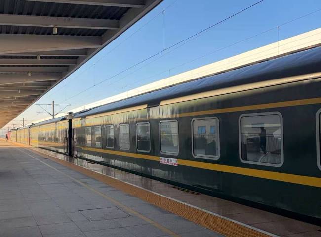 云南铁路开行首趟“滇超”球迷专列 助力体育文旅融合