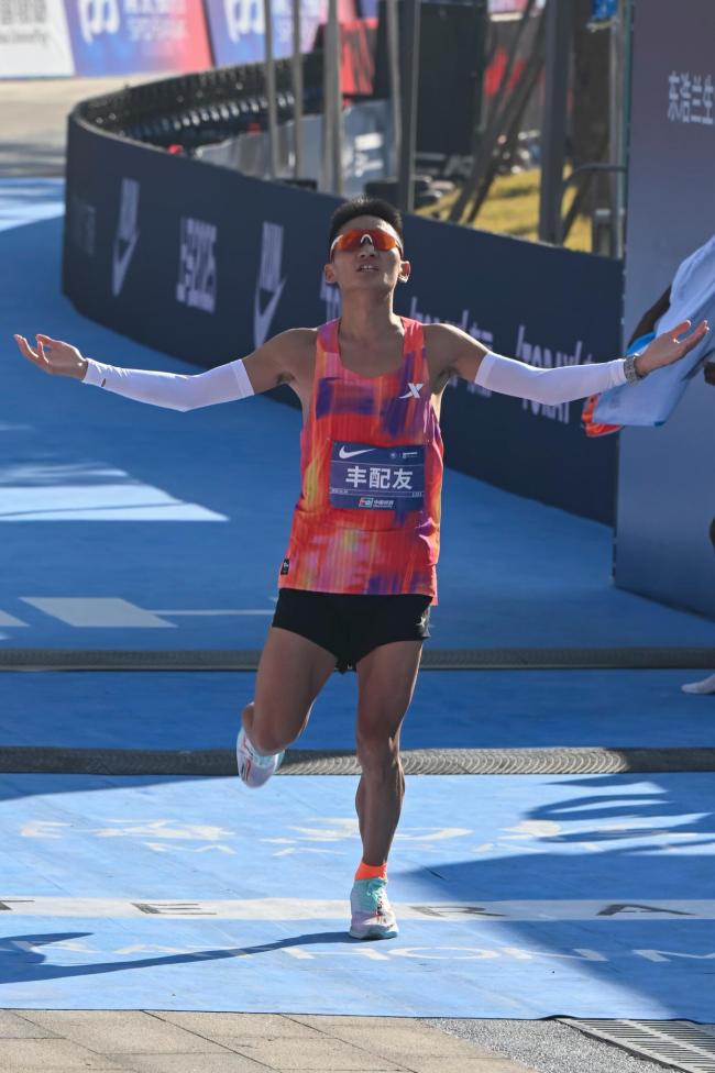 上海马拉松科斯盖刷新赛会女子纪录 肯尼亚选手创佳绩