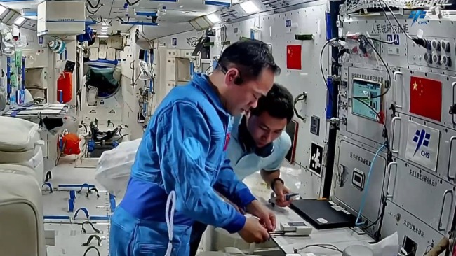 神舟二十一号乘组开展首次全系统压力应急演练