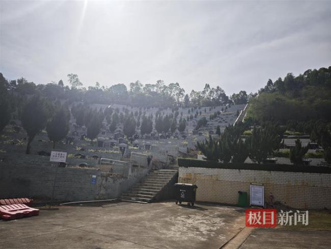 14岁被害女生妈妈判决后来到墓前 泪诉无尽思念