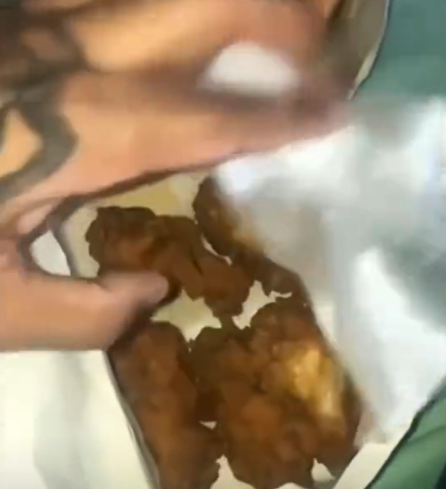 英国一囚犯在监狱里点外卖引众怒！