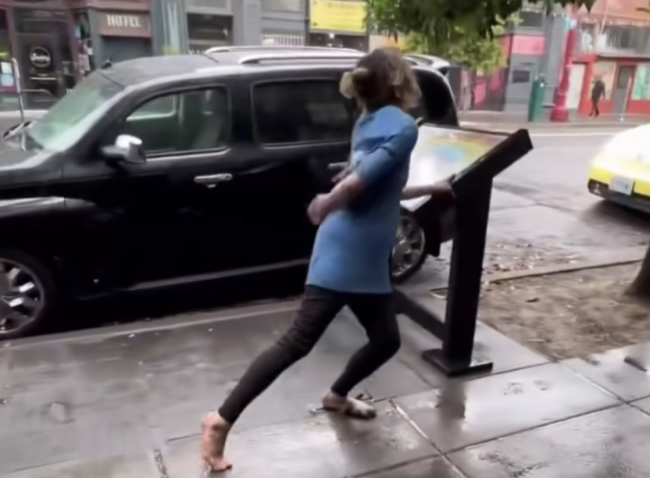 美国一女子吸毒后街头无意识乱舞