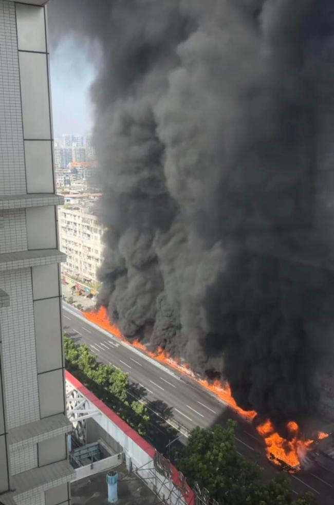 广州一货车起火引燃周边数米