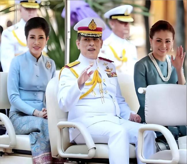 泰国王后跑半马途中护送伤者上车 自律与担当的典范