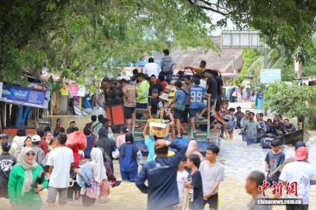 印尼洪災(zāi)442人遇難402人失蹤 小鎮(zhèn)成“孤島”