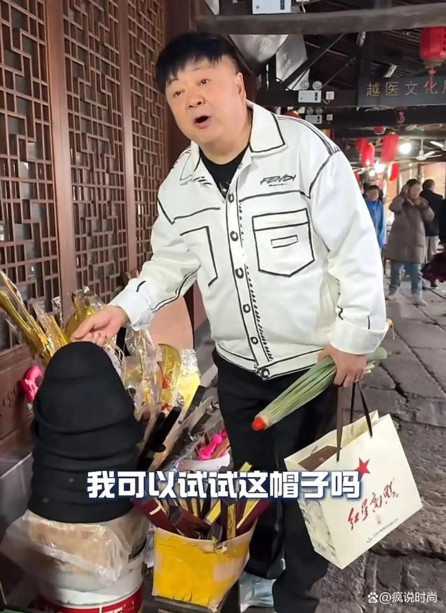 演员洪剑涛景区试戴帽子被要价5元 试戴费引发争议