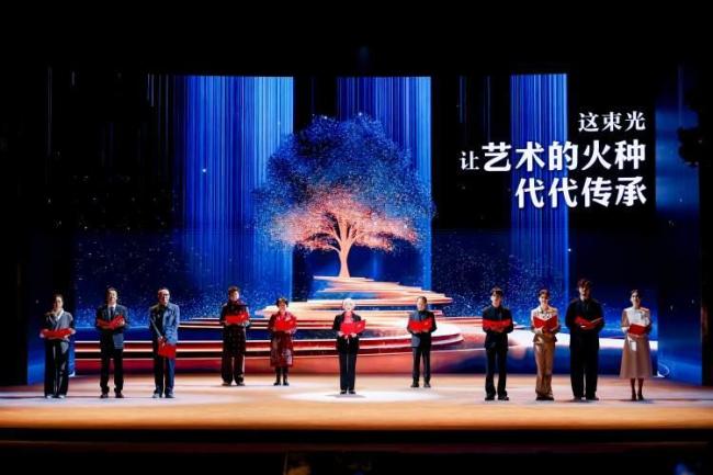 上戏建校80周年，马伊琍雷佳音回母校同台朗诵，于和伟作为毕业生代表发言 艺术薪火相传