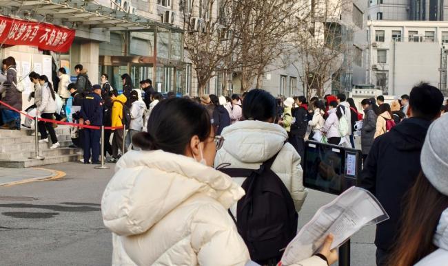 应届硕士偷偷参加国考 考编仍是就业首选