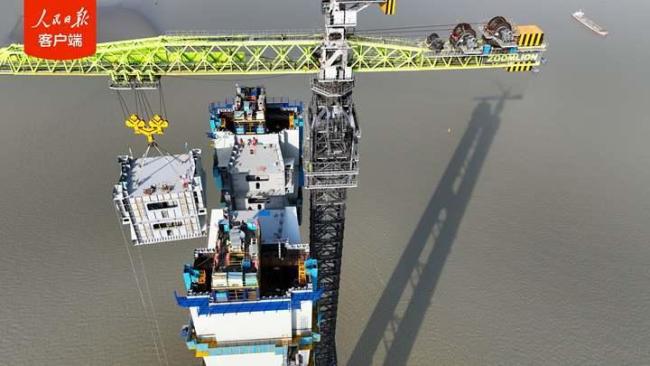 世界最大跨度桥梁索塔封顶 刷新桥梁技术新高度