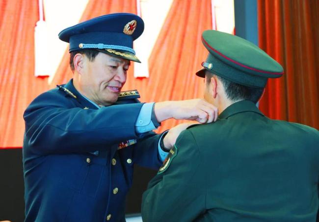 数千名新兵授衔大场面震撼来袭 青春誓言响彻军营