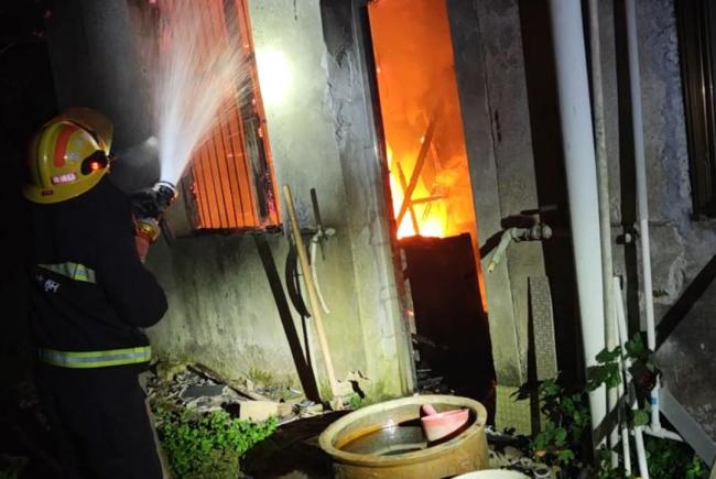 两户居民熏腊肉把两栋房子烧了 无人看守酿大祸