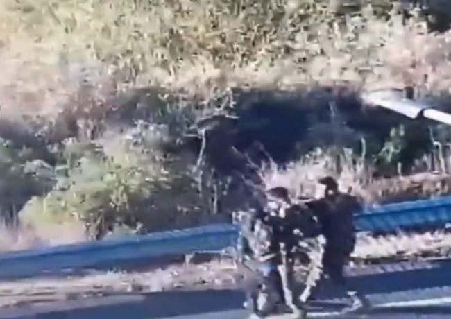 巴勒斯坦18岁青年被拦下后持刀袭击以士兵 以军挣脱后当场将其击杀