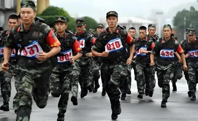 数千名新兵授衔大场面震撼来袭 青春誓言响彻军营