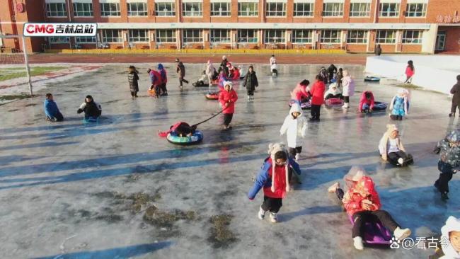12月北方孩子们喜提“神仙假期” 冰雪自由欢乐多