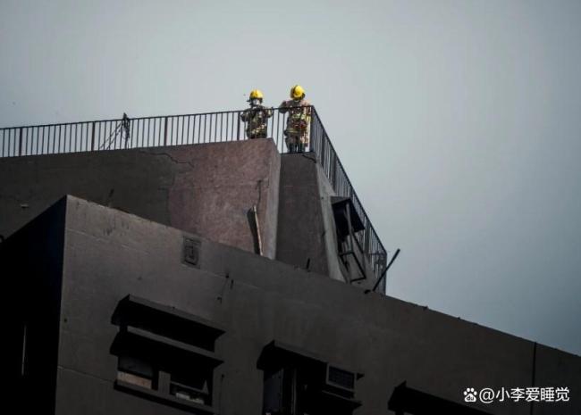 消防員21樓背下老人和小孩 生死時速顯英雄本色