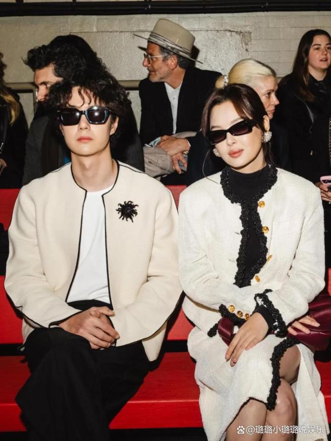 王一博教辛芷蕾帮他拍照