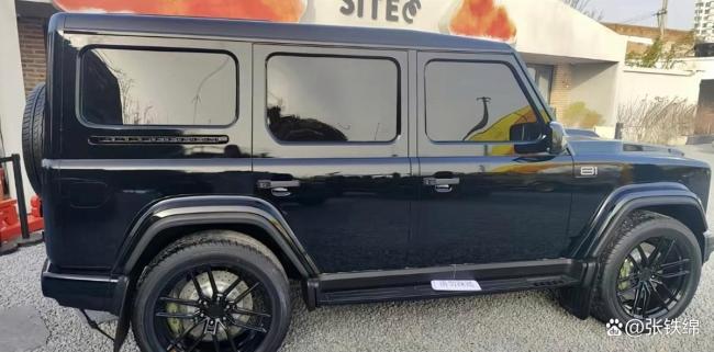北京越野BJ81曝光，外观很方正硬朗，对开式后尾门 背挂胎 全新硬派SUV即将登场