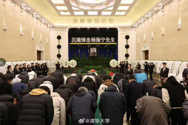 楊振寧去世后翁帆首次公開露面 懷念與新生