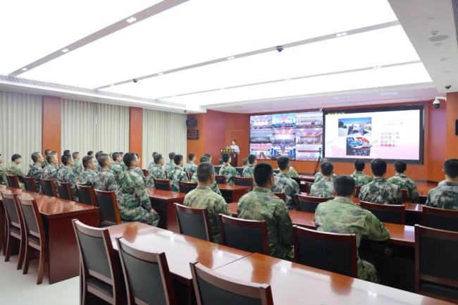 数千名新兵授衔大场面震撼来袭 青春誓言响彻军营