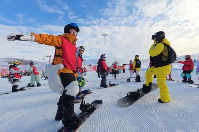吉林新疆开启“雪假” 冰雪乐趣点燃冬日热情