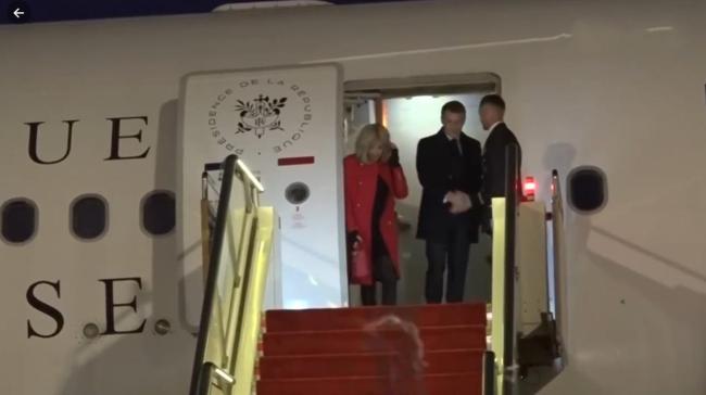 马克龙携夫人访华下机时牵手又挽手 绅士范儿十足