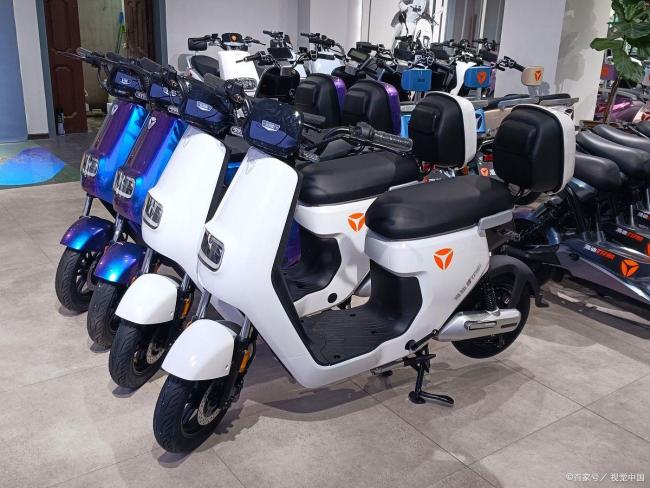 店主调侃买新版电动车送麻袋 新国标车价高选择难