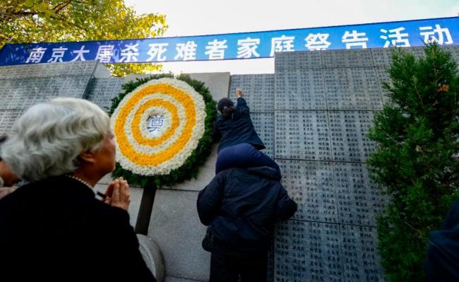 我今年已经96岁 不能等了:缅怀逝者寄托哀思