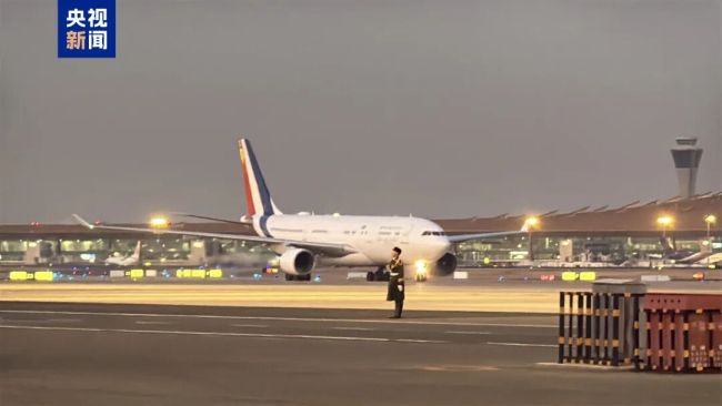 马克龙抵京 王毅外长风衣配红围巾机场迎接 开启访华新篇章