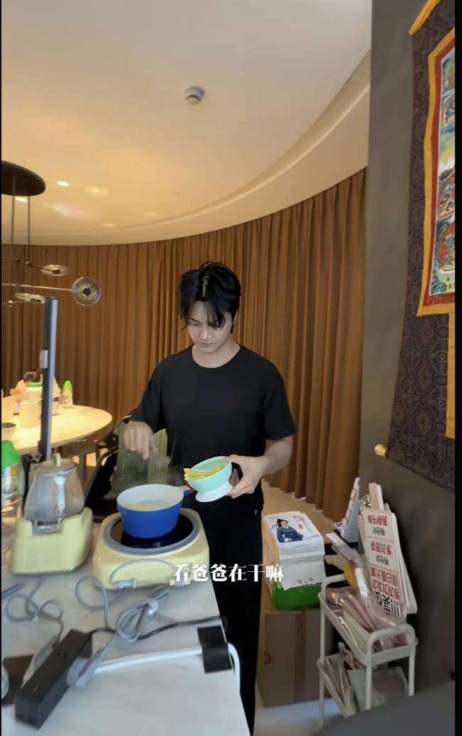 张檬给7个月儿子刷牙 母爱满满