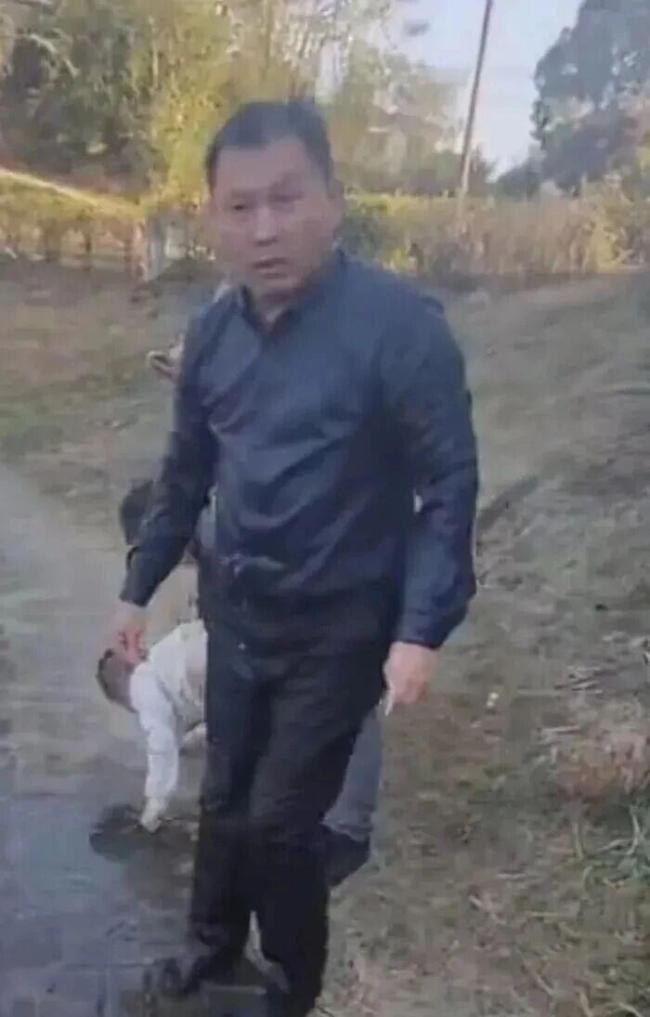 刷屏全网的黑衣男子,是一位大学教授!