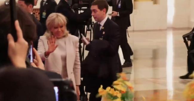 马克龙在中方欢迎仪式上献飞吻 夫人新发型抢镜