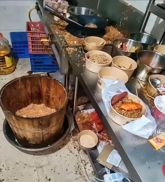 取完餐外賣員差點(diǎn)吐了 后廚衛(wèi)生亂象曝光