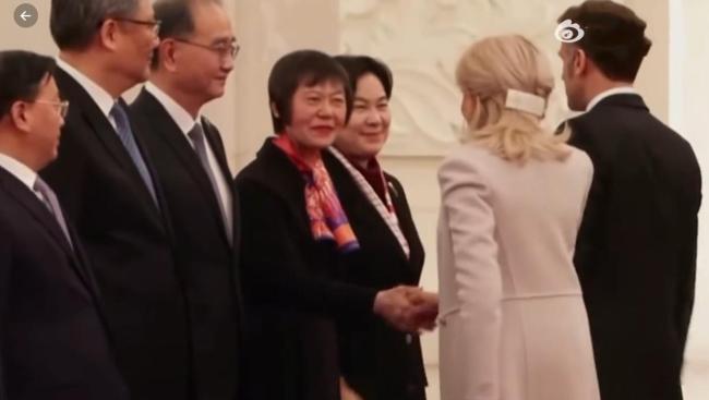 馬克龍?jiān)谥蟹綒g迎儀式上獻(xiàn)飛吻 夫人新發(fā)型搶鏡