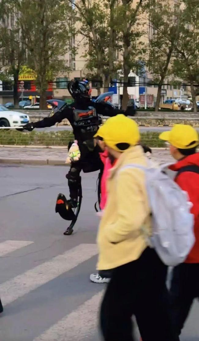 钢铁侠现身奶茶店取外卖惊呆路人