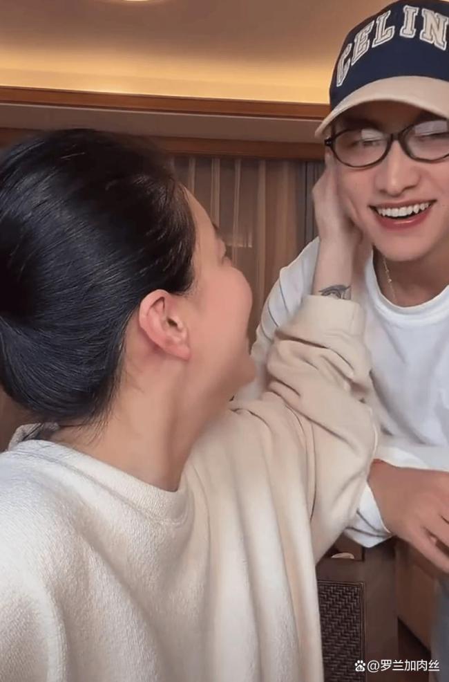 李嘉格与男友初次见面主动邀约散步 甜蜜互动曝光